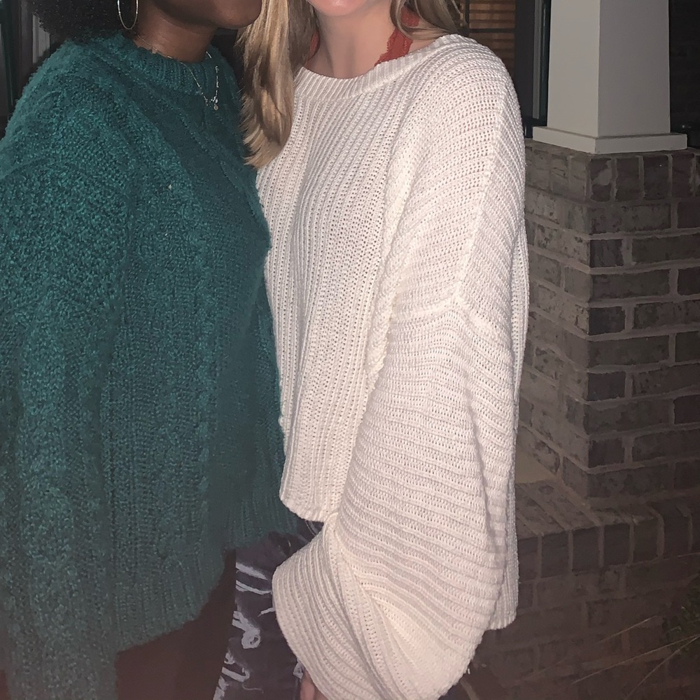 AERIE WHITE SWEATER
